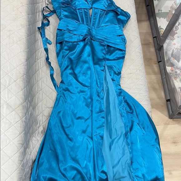 Elegant Blue Evening Dress - Picture 2 of 4